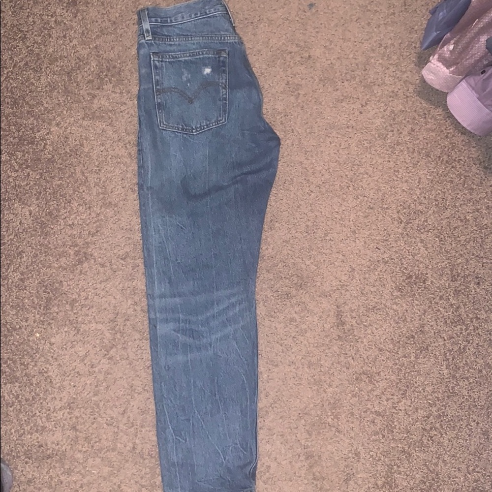 Levi’s Iconic Wedgie size 27 fits more like a 26